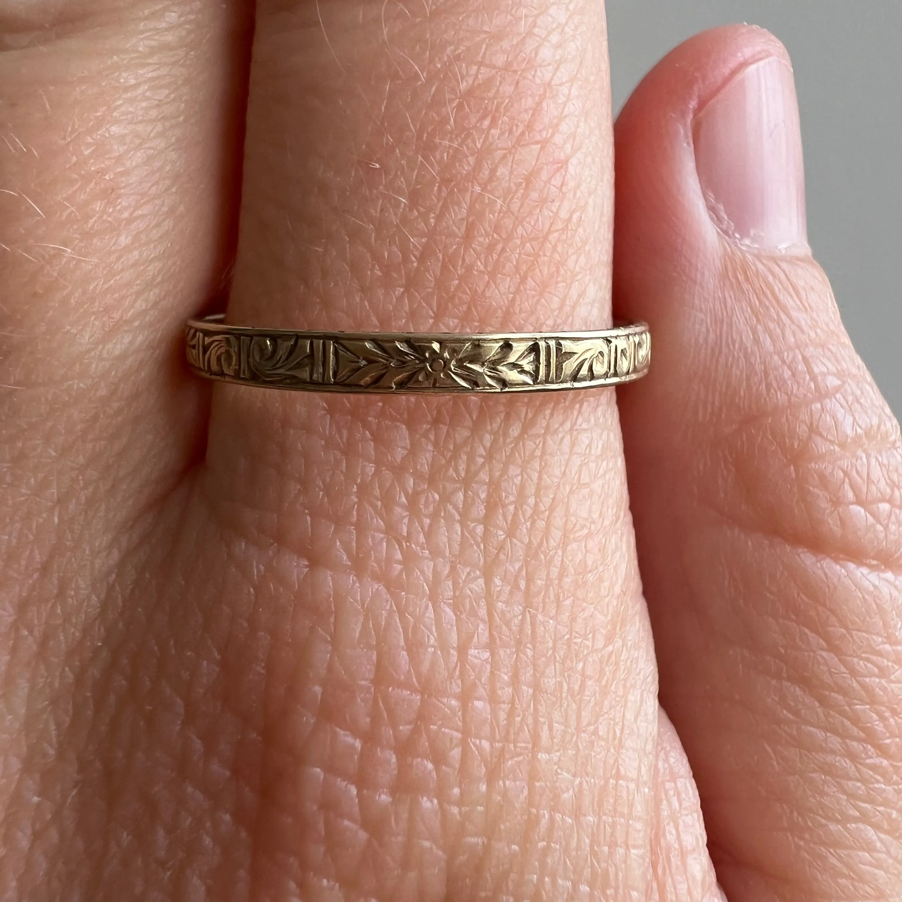 A N T I Q U E // eternal engraving / 14k yellow gold Edwardian era floral patterned eternity band / size 10.25