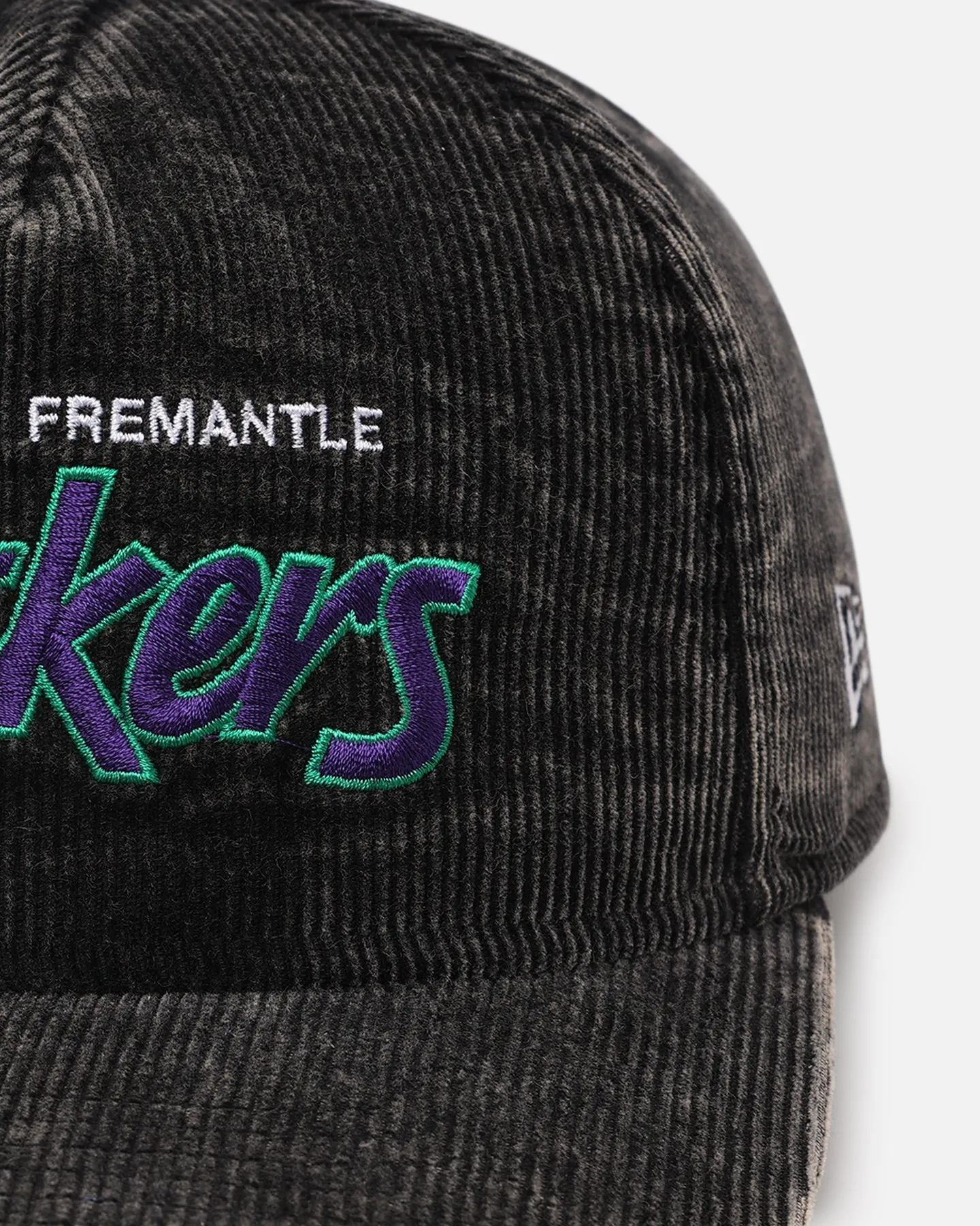 New Era Fremantle Dockers 'Washed Corduroy' Pre-Curved Golfer Snapback Black/Kelly Green