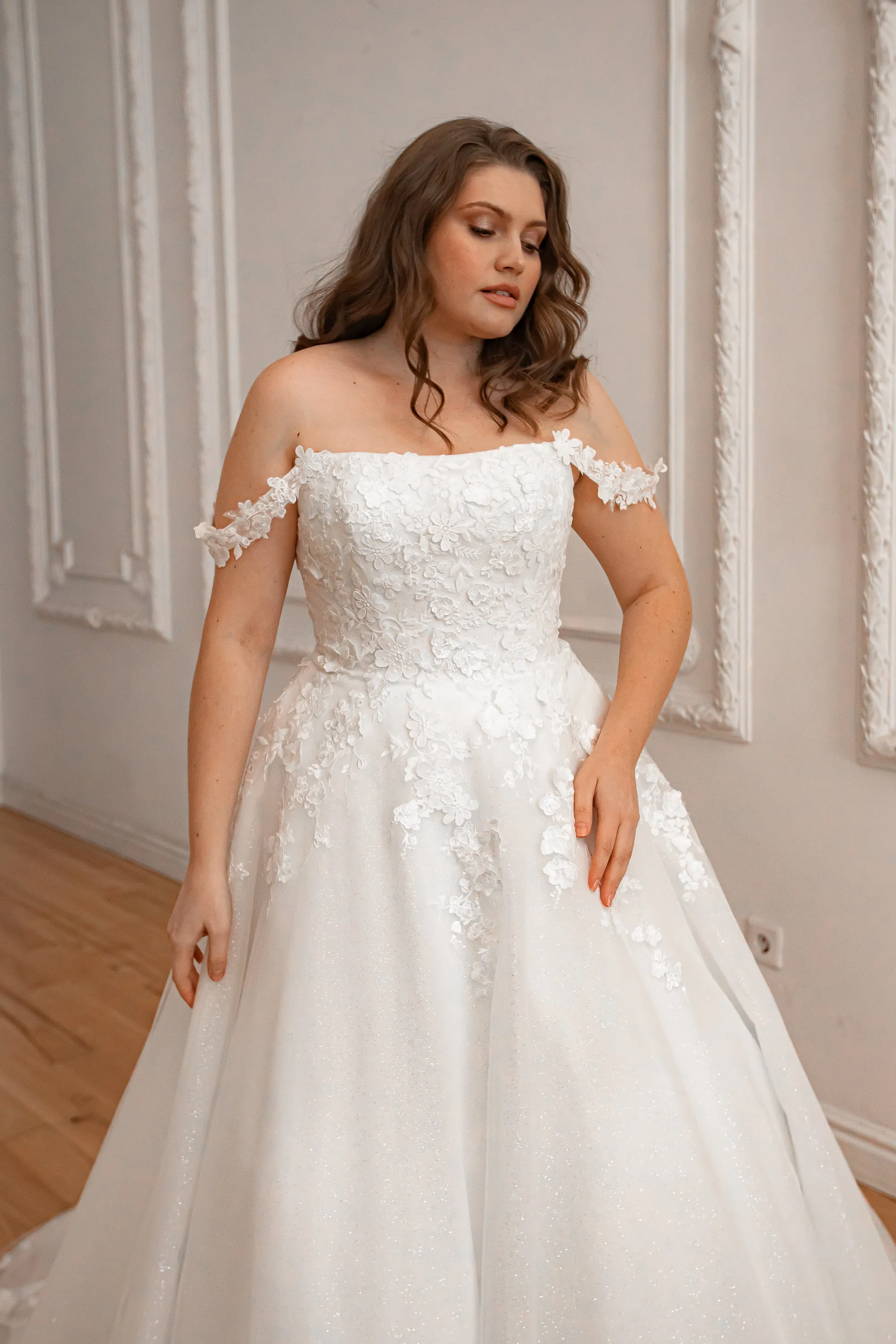 Plus Size Floral Lace Tulle Wedding Dress Yoki with Detachable Straps