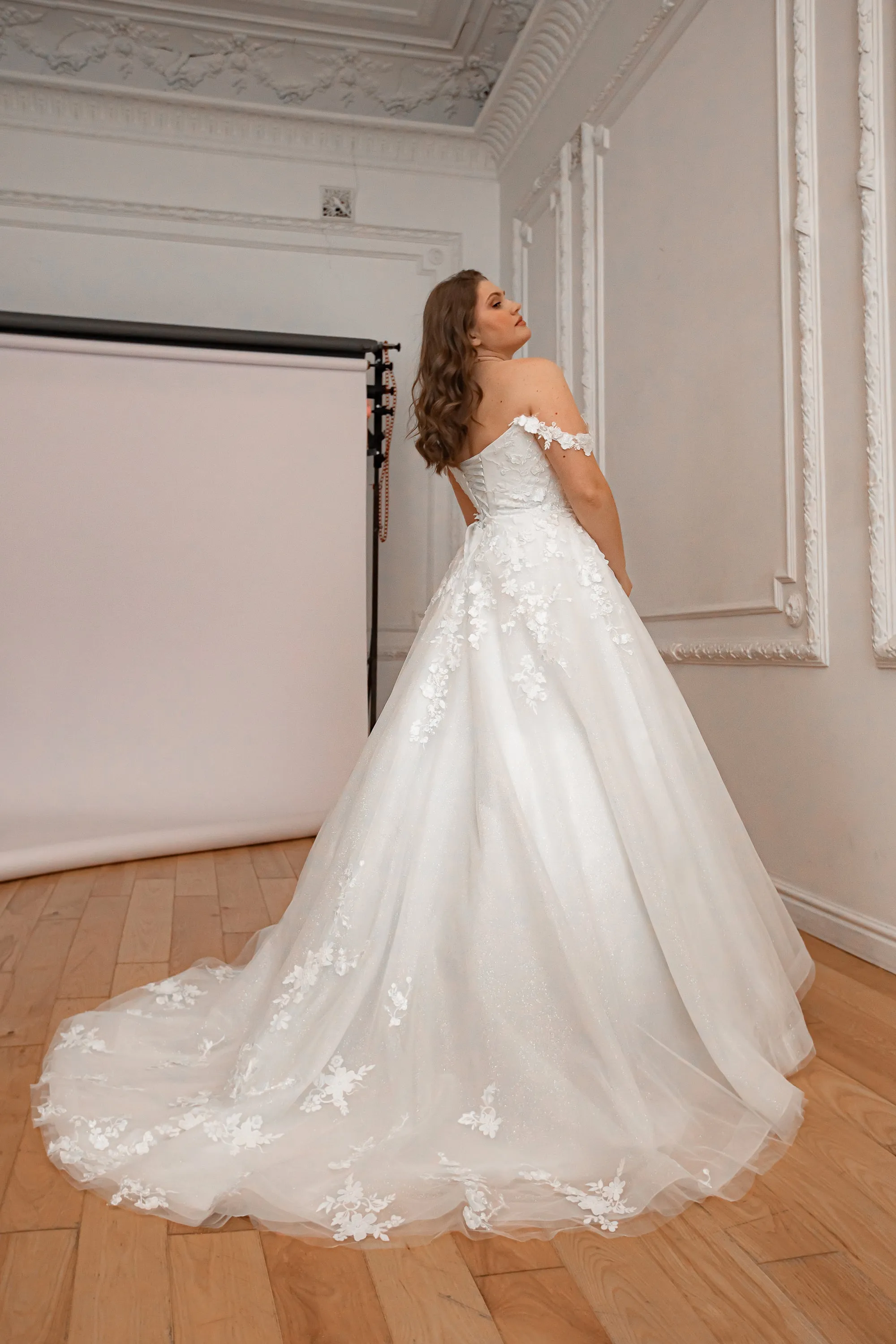 Plus Size Floral Lace Tulle Wedding Dress Yoki with Detachable Straps