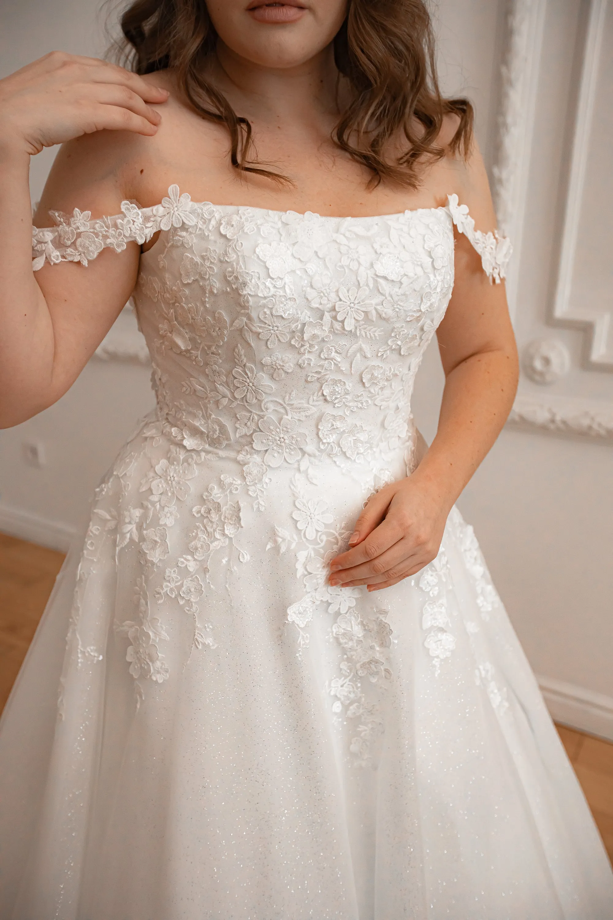 Plus Size Floral Lace Tulle Wedding Dress Yoki with Detachable Straps